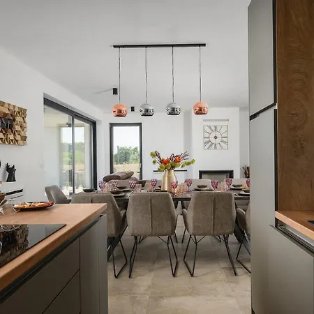 別荘 De La Vie Raša